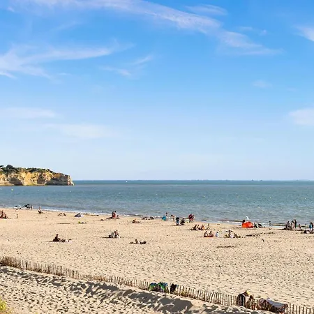 Hotel Awesome Stacaravan In Saint-georges-de-didon